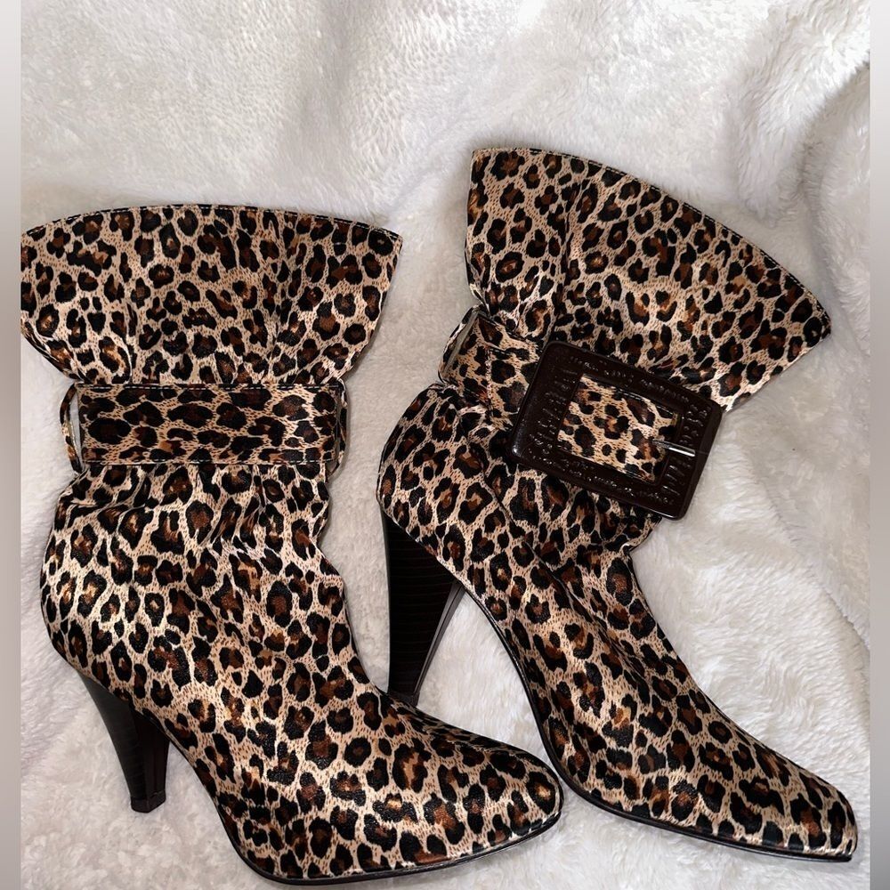 Bijou vintage leopard print/big buckle neoprene high heels booties EUC  sz 9.5